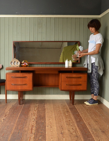 x-546-f ヴィンテージドレッサー（G-PLAN）のモデル入り