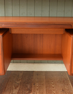 x-546-f ヴィンテージドレッサー（G-PLAN）の棚