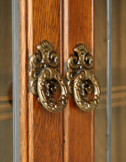 オールドチャーム　アンティーク風　ステンドグラス扉が素敵な木製アンティーク調家具、オールドチャームのブックケース。扉の取っ手はリングタイプです。(y-125-f)