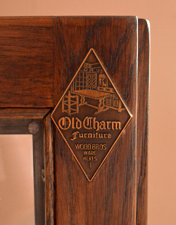 オールドチャーム　アンティーク風　照明付きの素敵なアンティーク調家具、オールドチャームのガラスキャビネット（飾り棚）。「Old Charm」のタグが付いています。(y-127-f)