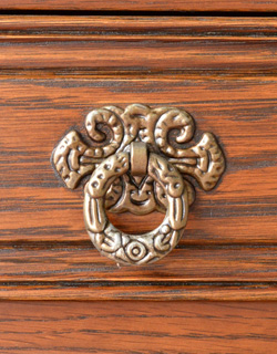 オールドチャーム　アンティーク風　英国スタイルにオススメのアンティーク風サイドボード、オールドチャームの家具。扉の取っ手はリングタイプです。(y-128-f)