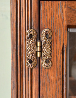 オールドチャーム　アンティーク風　英国スタイルにオススメのアンティーク風サイドボード、オールドチャームの家具。ゴージャスな丁番のデザイン。(y-128-f)