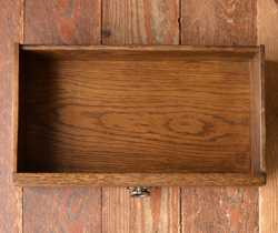 オールドチャーム　アンティーク風　英国スタイルにオススメのアンティーク風サイドボード、オールドチャームの家具。木目が美しい引き出し。(y-128-f)