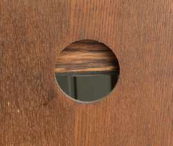 オールドチャーム　アンティーク風　英国スタイルにオススメのアンティーク風サイドボード、オールドチャームの家具。裏面の中央にはコードを通すための穴があります。(y-128-f)