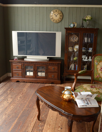 オールドチャーム　アンティーク風　テレビボードにピッタリのアンティーク調家具、オールドチャームのサイドボード（テレビ台、W1200）。大人の雰囲気なリビングルーム。(y-131-f)