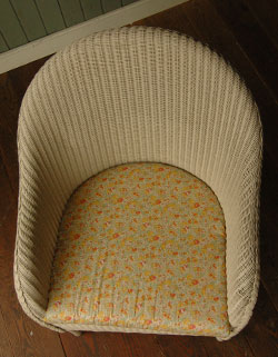 オリジナルロイド　Handleオリジナル ロイドルームチェア(Dinner・Resort White）。クッションにはLIBERTY同じく英国生まれのLIBERTYプリントのクッションがセットされているので、掛け心地はもちろん、見た目も可愛いんです。(hol-03rw)