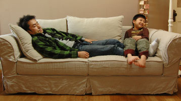 Handleオリジナル　アンティーク風　Handleオリジナルリネンソファ、家族みんなで座れる３人掛けソファ。ソファと言えば、やっぱりゴロン寝転がるためにあるもの。(hos-01)