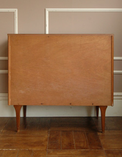 シンプルで飽きがこないAUTIN SUITEのアンティークチェスト