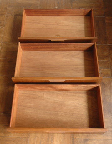 シンプルで飽きがこないAUTIN SUITEのアンティークチェスト