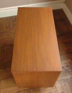 シンプルで飽きがこないAUTIN SUITEのアンティークチェスト