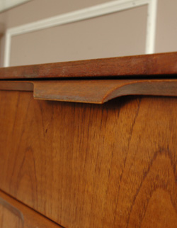 シンプルで飽きがこないAUTIN SUITEのアンティークチェスト