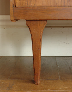 シンプルで飽きがこないAUTIN SUITEのアンティークチェスト