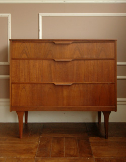 シンプルで飽きがこないAUTIN SUITEのアンティークチェスト