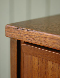 シンプルで飽きがこないAUTIN SUITEのアンティークチェスト