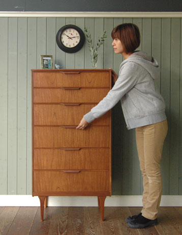 シンプルで飽きがこないAUTIN SUITEのアンティークチェスト