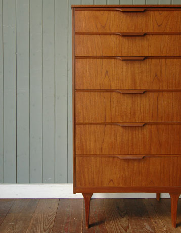 シンプルで飽きがこないAUTIN SUITEのアンティークチェスト