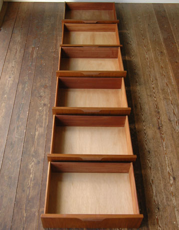 シンプルで飽きがこないAUTIN SUITEのアンティークチェスト