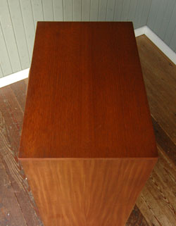 シンプルで飽きがこないAUTIN SUITEのアンティークチェスト