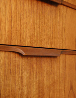 シンプルで飽きがこないAUTIN SUITEのアンティークチェスト