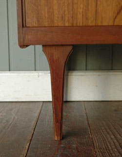 シンプルで飽きがこないAUTIN SUITEのアンティークチェスト