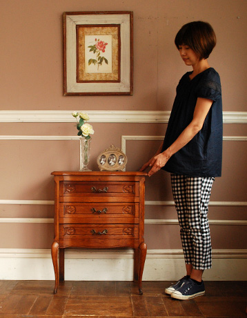 j-1026-f アンティークチェスト（ナイトテーブル）のモデル入り