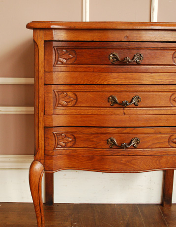 j-1026-f アンティークチェスト（ナイトテーブル）のアップ