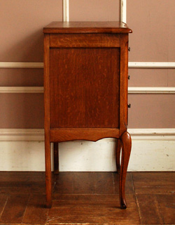 j-1026-f アンティークチェスト（ナイトテーブル）の横