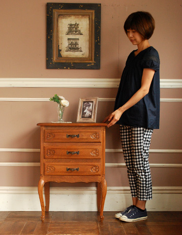 j-1038-f アンティークチェスト(ナイトテーブル)のモデル入り