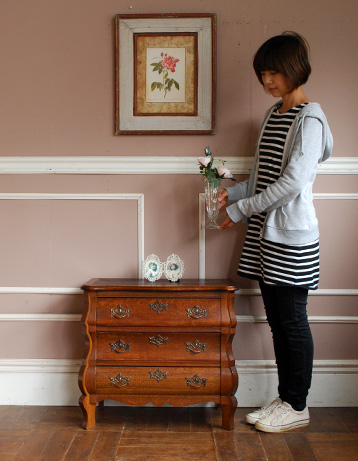 j-1072-f アンティークチェスト（コモード）のモデル入り