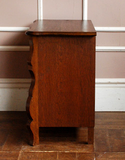 j-1072-f アンティークチェスト（コモード）の横