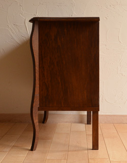 j-1144-f アンティークチェストの横