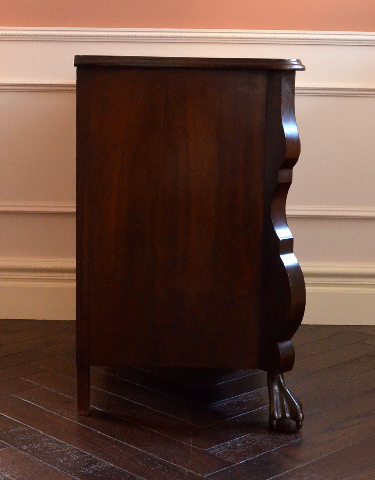 j-1146-f アンティークチェストの横