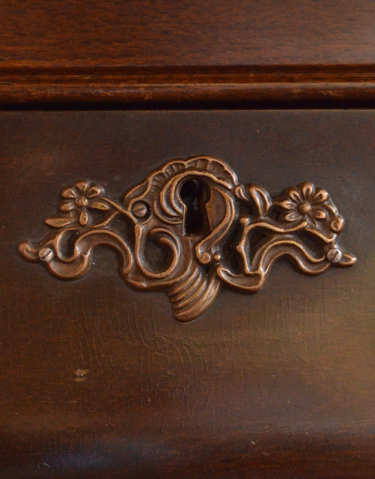 j-1146-f アンティークチェストの飾り