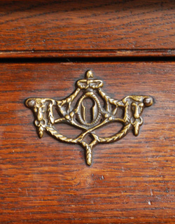 j-1150-f アンティークチェストのエンブレム