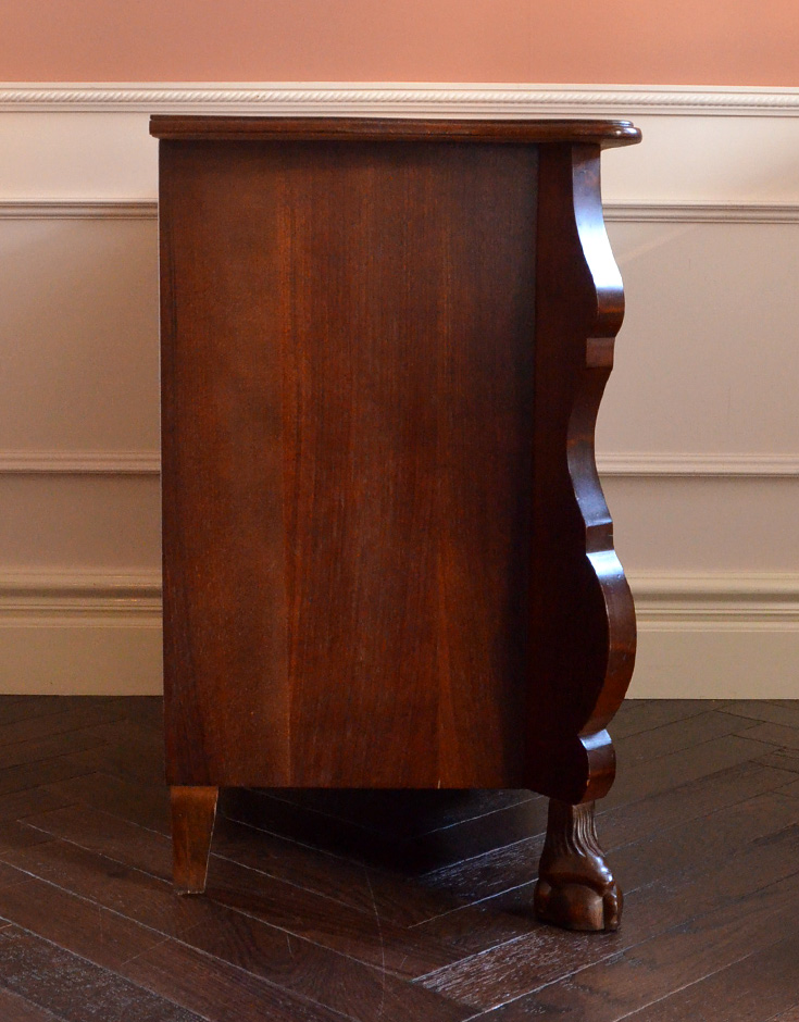 j-1154-f アンティークチェストの横