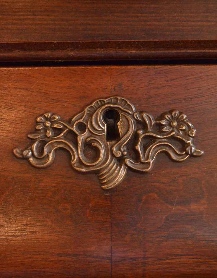 j-1154-f アンティークチェストの飾り