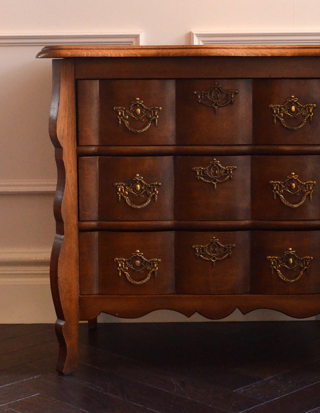 j-1165-f アンティークチェストのアップ