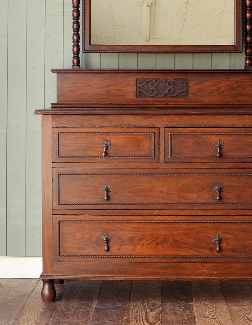 j-1258-f アンティークドレッシングチェストのアップ