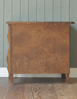 優雅なフランスの香り漂う、使って便利なアンティークチェスト