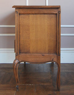 寝室や書斎にオススメ！優雅な猫脚のフレンチチェスト