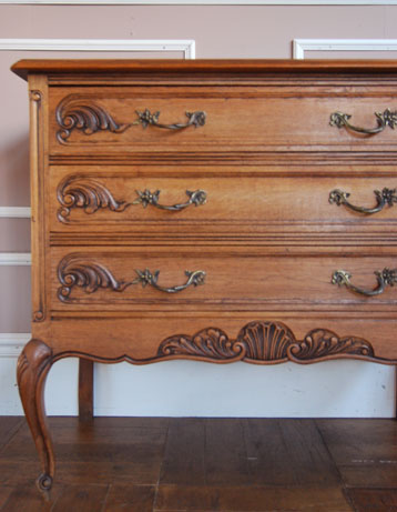 寝室や書斎にオススメ！優雅な猫脚のフレンチチェスト