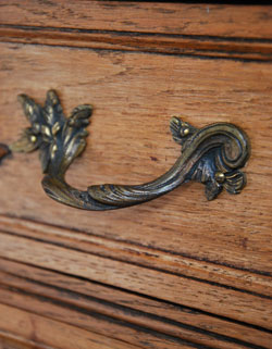 寝室や書斎にオススメ！優雅な猫脚のフレンチチェスト