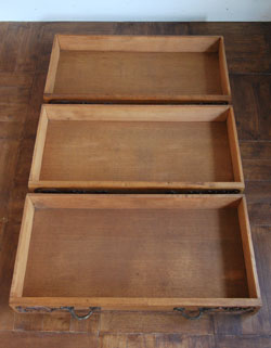 寝室や書斎にオススメ！優雅な猫脚のフレンチチェスト