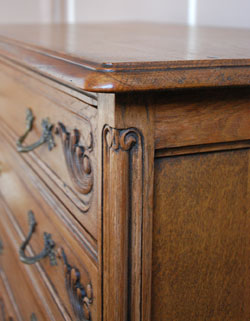 寝室や書斎にオススメ！優雅な猫脚のフレンチチェスト