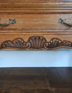 寝室や書斎にオススメ！優雅な猫脚のフレンチチェスト