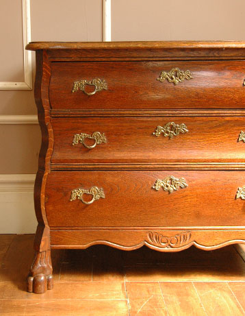 優雅なフランスの香り漂う使って便利なアンティークチェスト