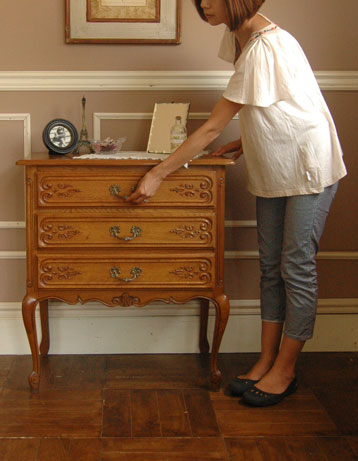 どんな場所でも使いやすい大きさが自慢
アンティーク　チェスト