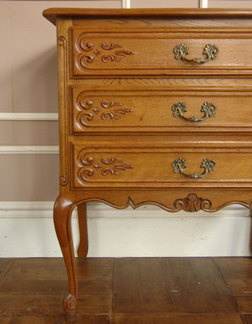 どんな場所でも使いやすい大きさが自慢
アンティーク　チェスト