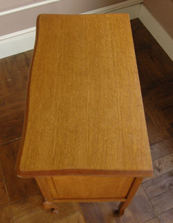 どんな場所でも使いやすい大きさが自慢
アンティーク　チェスト