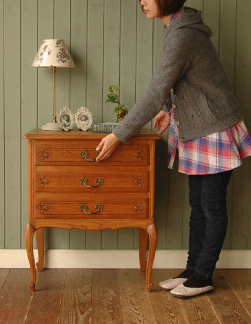 どんな場所でも使いやすい大きさが自慢
アンティーク　チェスト